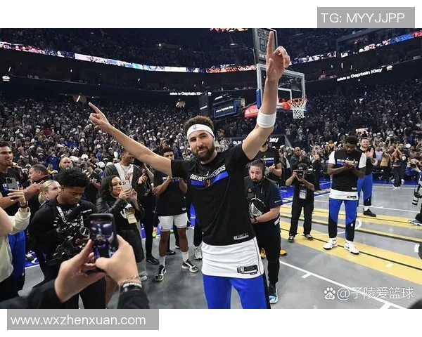 足球明星激情四溢大喊德里克引发全场热烈反响与欢呼声