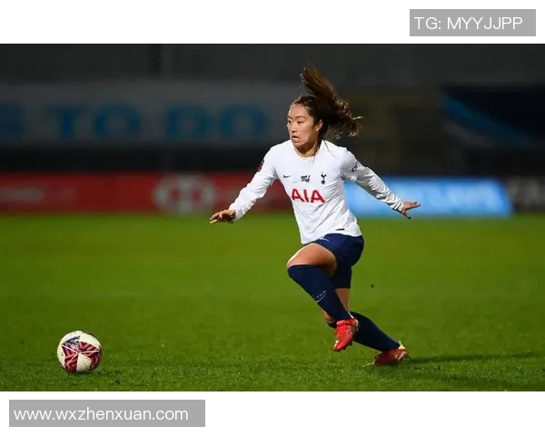 女粉丝热追足球明星背后的故事与心路历程揭秘